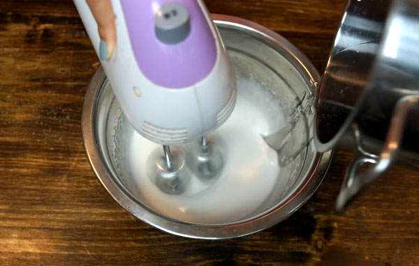 Dùng máy đánh trứng để đánh bông hỗn hợp đường