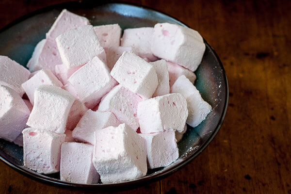 Làm kẹo marshmallow dâu tây dẻo ngọt ngào