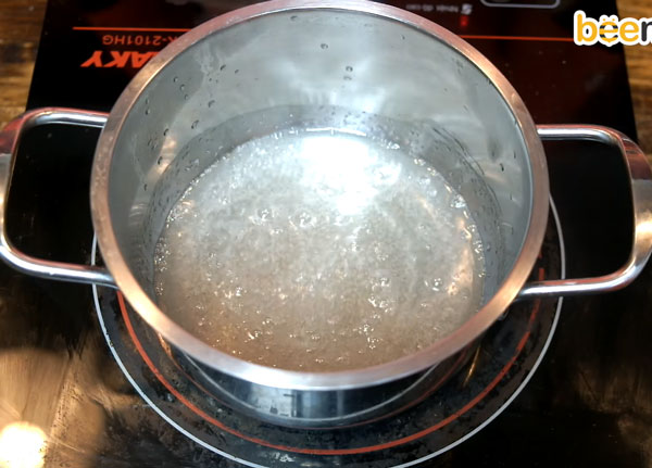 Đun nước đường để làm kẹo marshmallow
