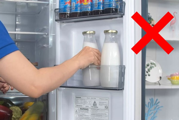 Không nên để sữa hạt ở cánh tủ lạnh