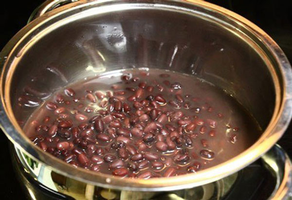 Cho đậu đỏ và nước lên đun đến khi đậu chín và cạn bớt nước