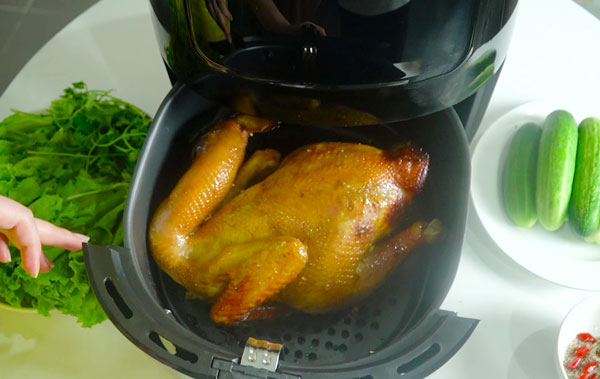 Kết hợp vừa nướng vừa phết thêm nước sốt và mật ong cho gà đậm vị hơn